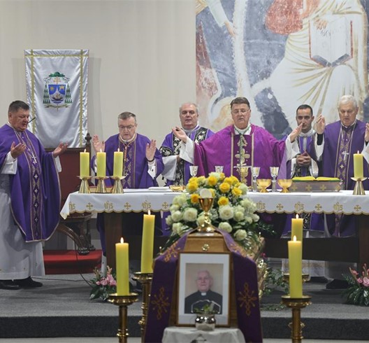 Slavljena misa zadušnica i sprovodni obredi za preminulog mons. Lovru Cindorija